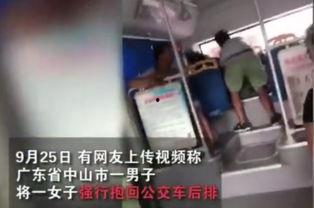 公交车上吃瓜女生