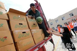 公交车上吃瓜女生