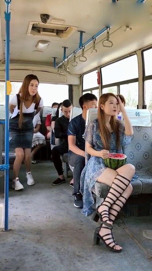 公交车上吃瓜女生