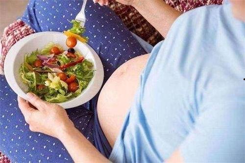 孕妇梦见别人吃瓜,瓜熟蒂落，预示着新生命的甜蜜孕育