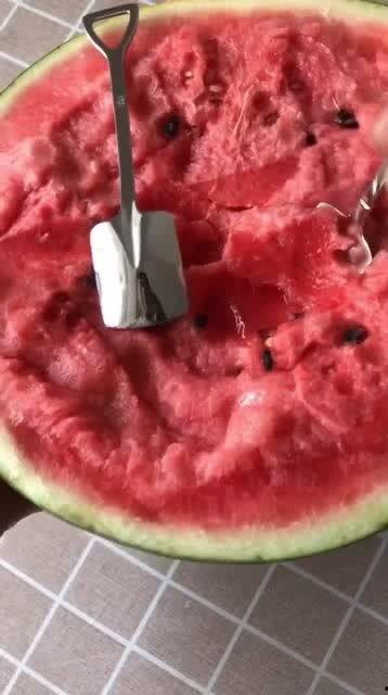 用铲子吃瓜,夏日消暑新风尚