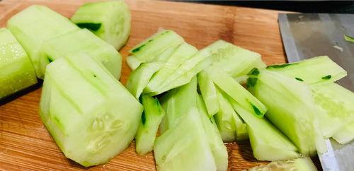 用铲子吃瓜,夏日消暑新风尚