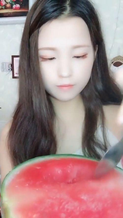 精致小姐姐吃瓜,精致小姐姐的甜蜜吃瓜时光