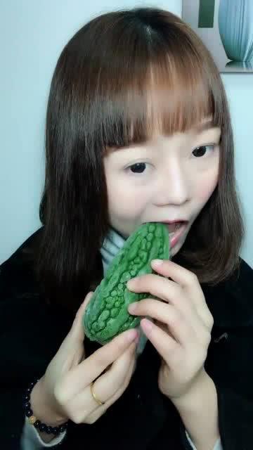 精致小姐姐吃瓜,精致小姐姐的甜蜜吃瓜时光